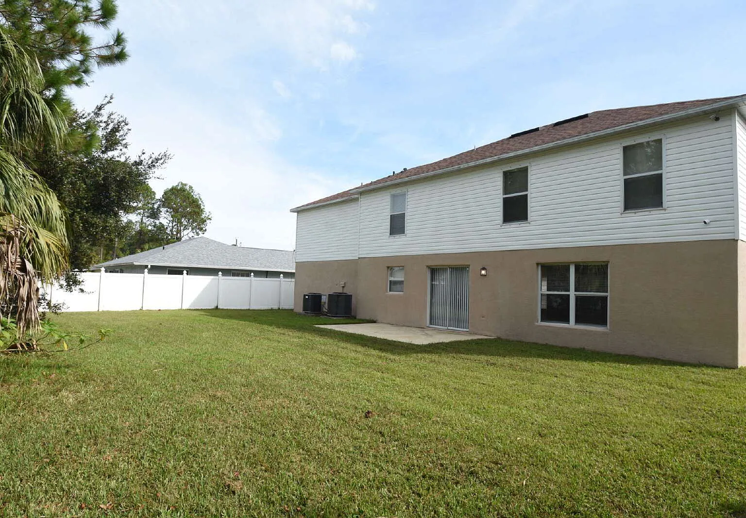5 bed, 2.5 bath, 2928 sqft, $2,400 — Photo 2