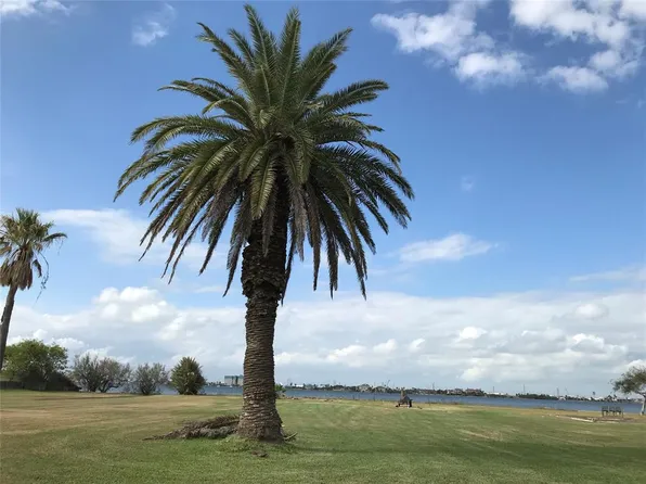 7220 Avenue N 1/2, Galveston, TX 77551