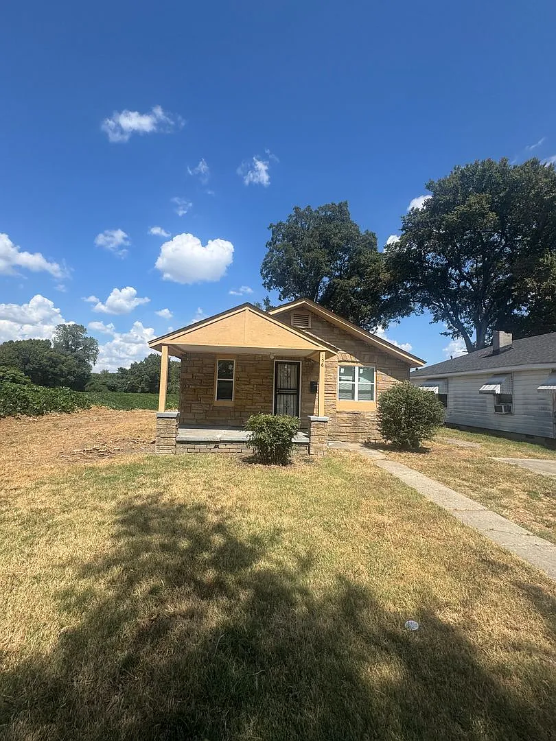 Welcome to 156 S. Parkway E.! — Photo 1
