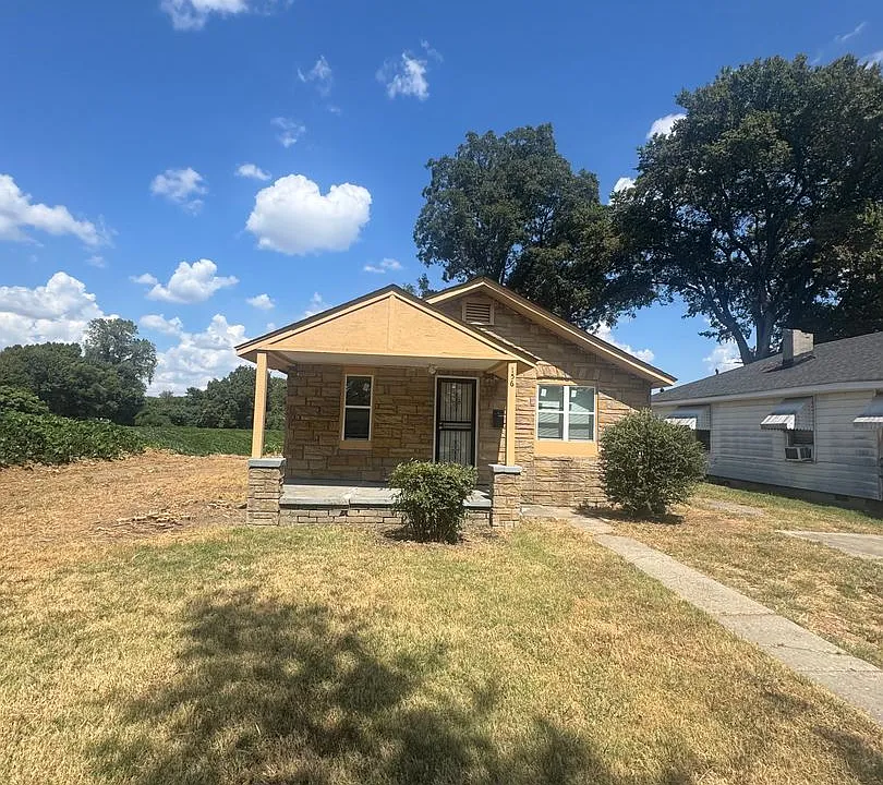 156 S Pkwy E