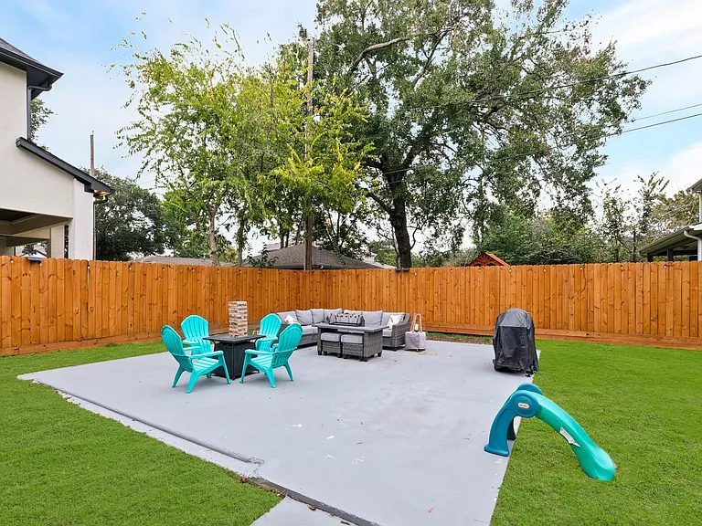 1504 W 43rd St — Photo 21