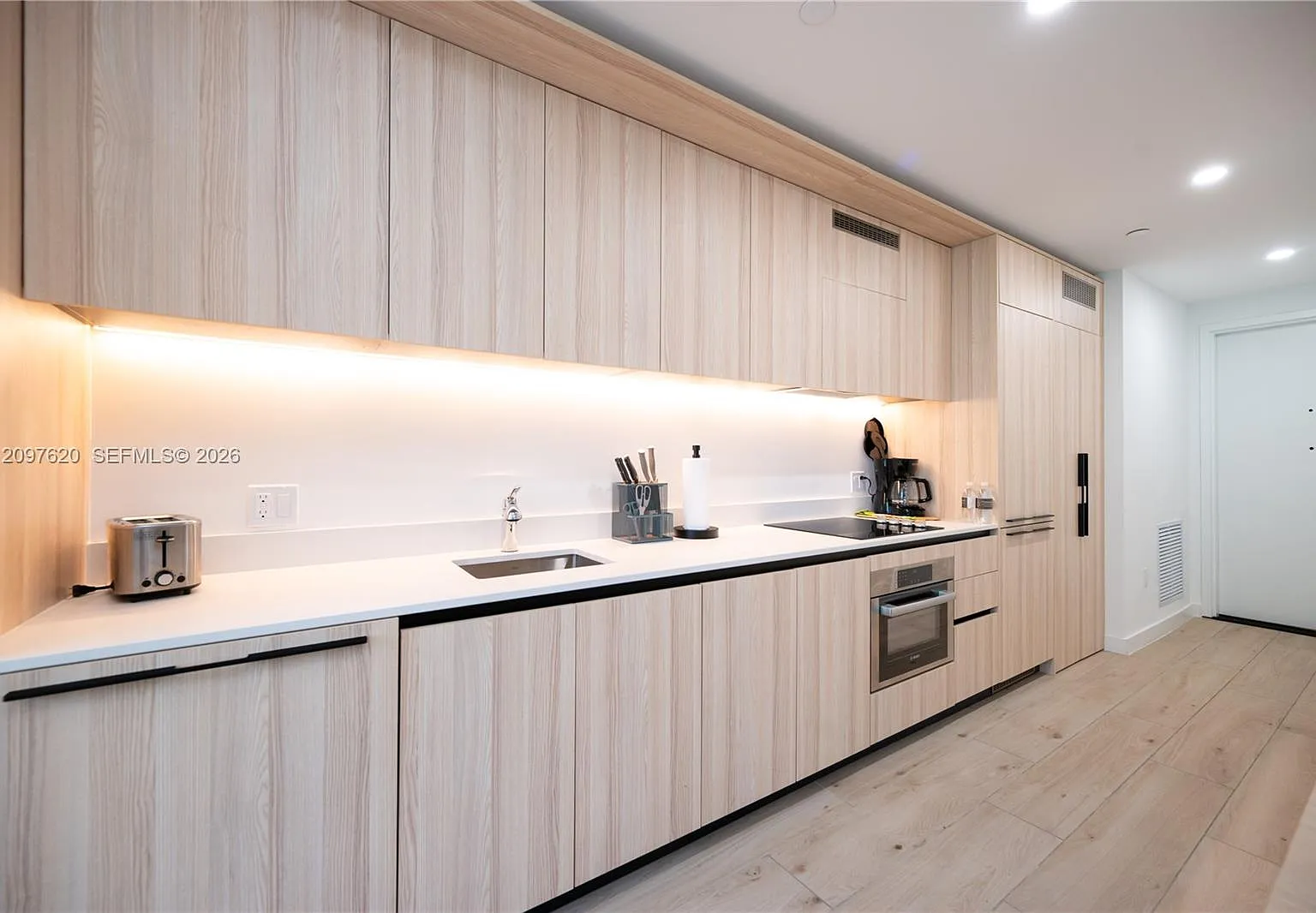 District 225 Condo — Photo 4