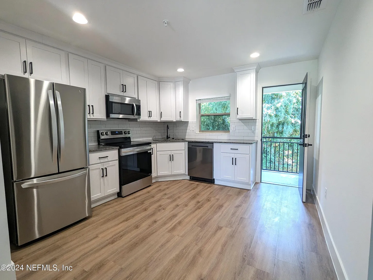 1 bed, 1.0 bath, 725 sqft, $1,295 — Photo 1