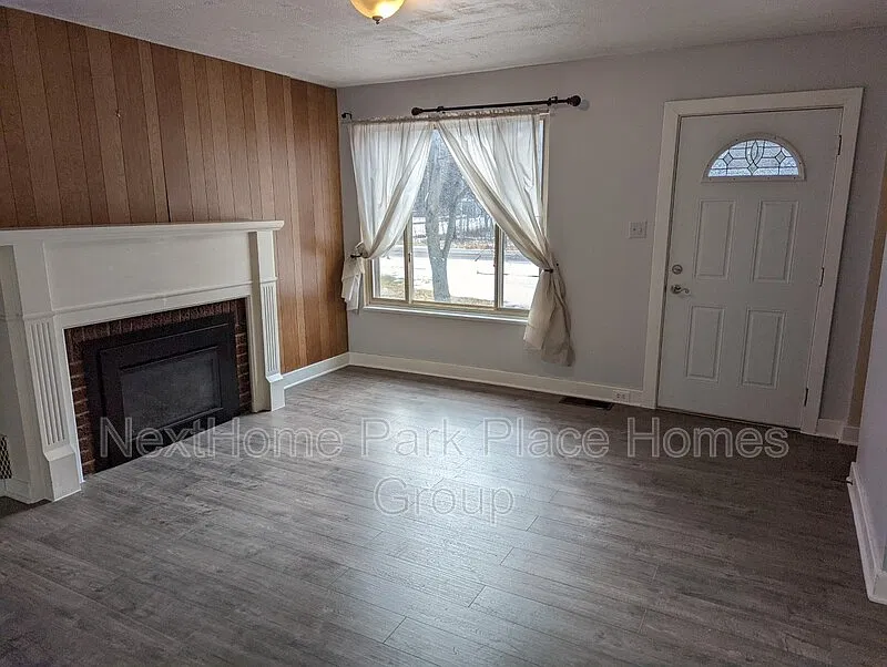 2 bed, 1.0 bath, 900 sqft, $1,100 — Photo 2