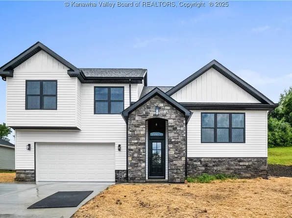 541 Overlook Dr, Hurricane, WV 25526
