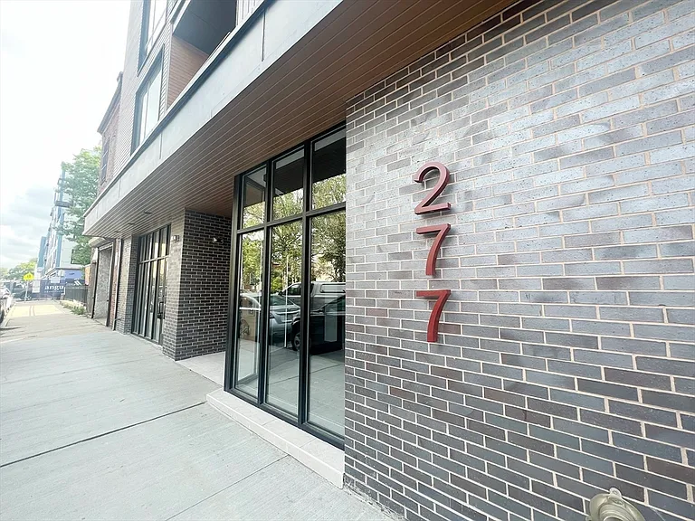 277 Border St #402 — Photo 10