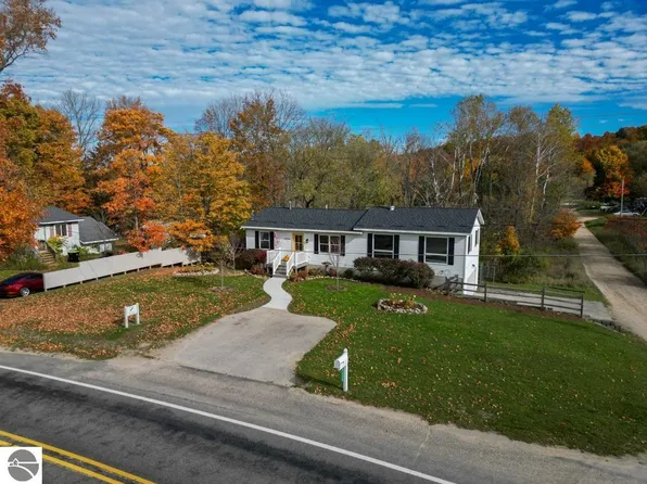 8335 S Maple City Rd, Maple City, MI 49664