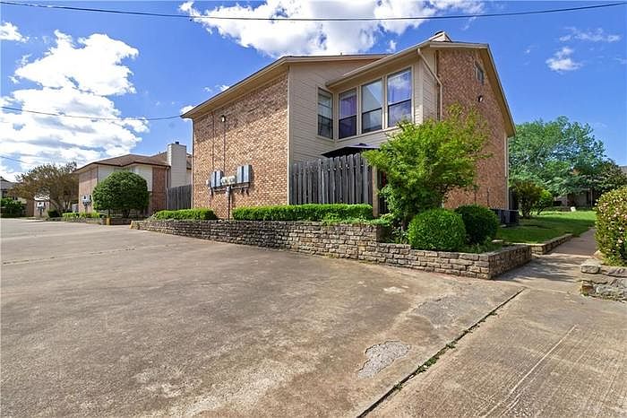 1st image of 2801 Meadow Park Dr
