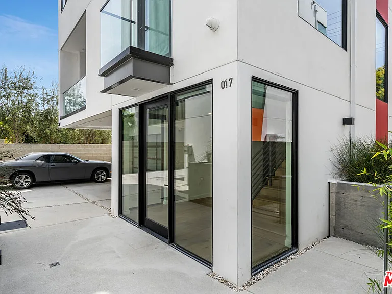 2017 Barry Ave — Photo 6