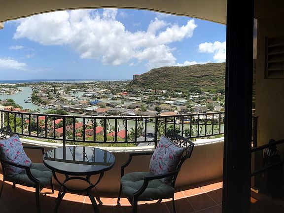 Piano view of lanai...relax with tea or coffee daily
