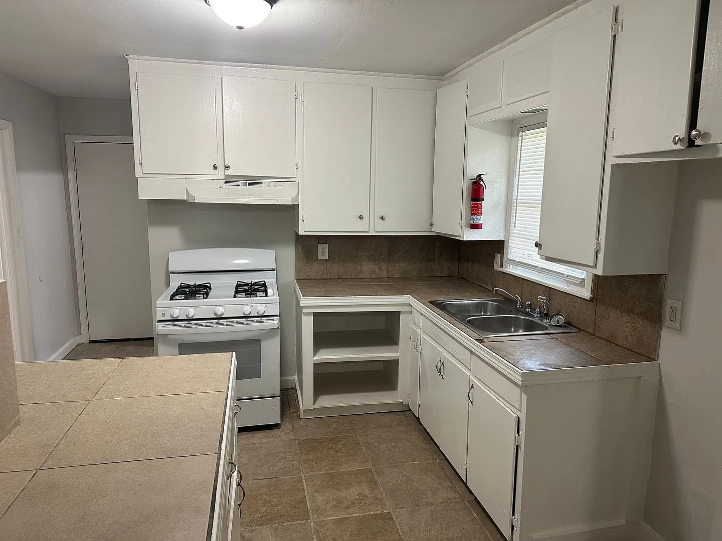 2748 Woodside Dr. - Jackson Ms. 39204 — Photo 3