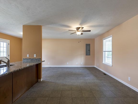 4th image of 102 Beechwood Ln