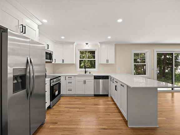 3rd image of 33 Runestone Rd