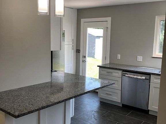 Kitchen with breakfast bar