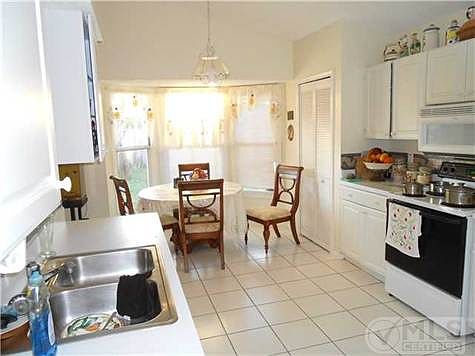 4th image of 4327 Grosvenor Ct