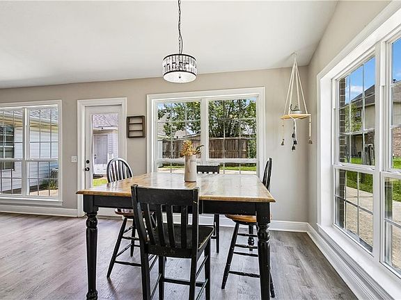 5th image of 319 Oakley Ln