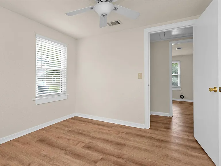 6002 Shelburne St — Photo 15