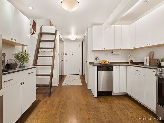 3rd image of 23 Waverly Pl APT 2T