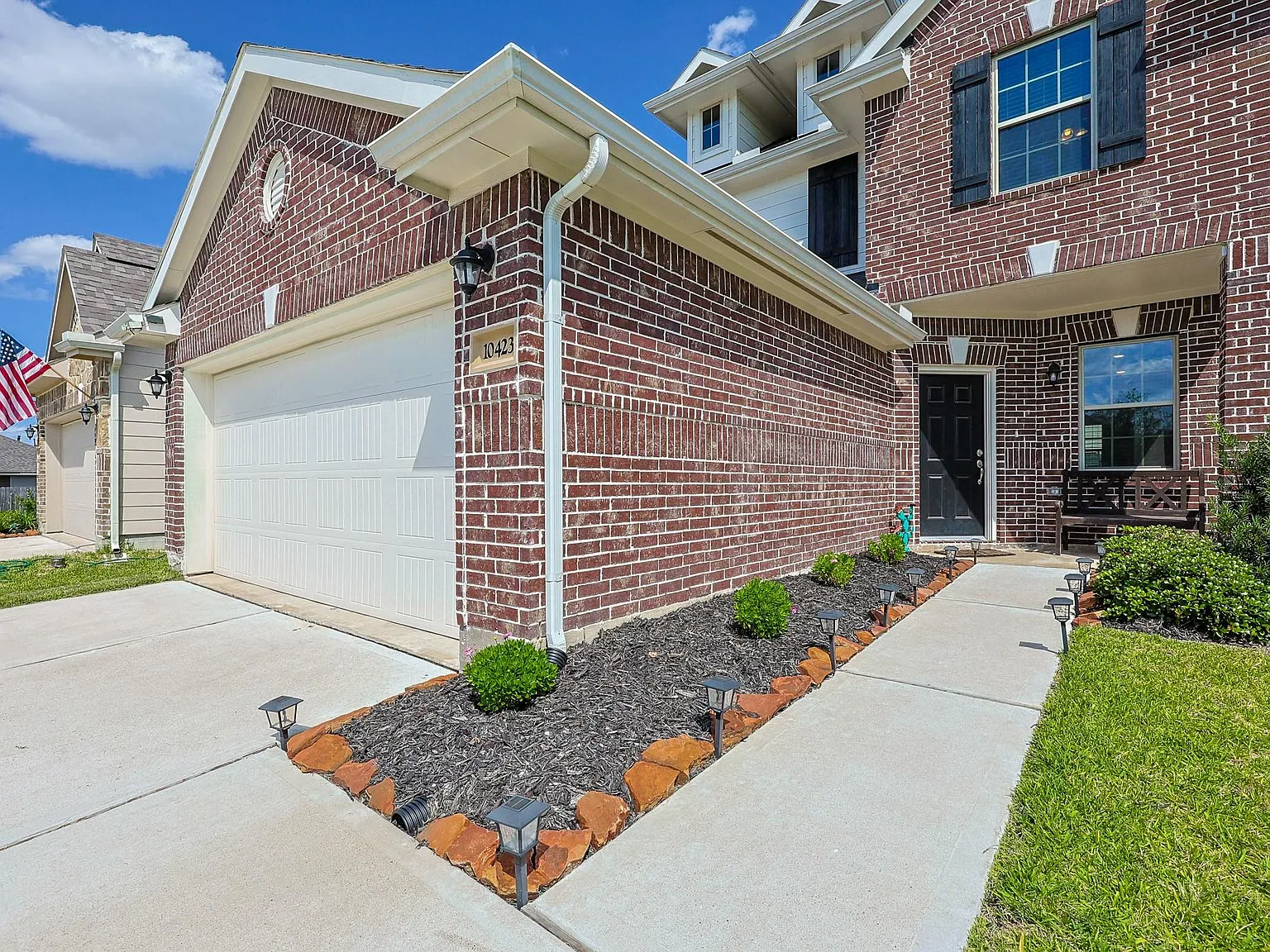 4 bed, 2.5 bath, 2406 sqft, $2,450 — Photo 2