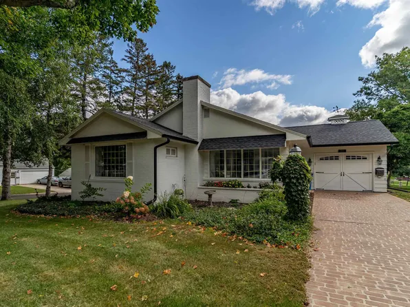 302 6th St, Grundy Center, IA 50638