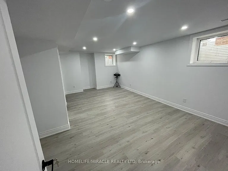 24 Guildford Cres #24 — Photo 7