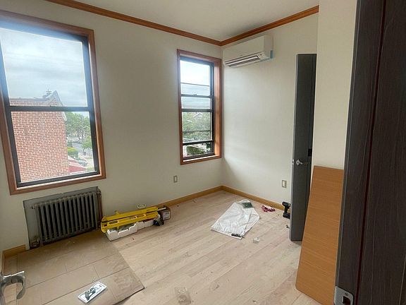 4th image of 935 E 217th St #2