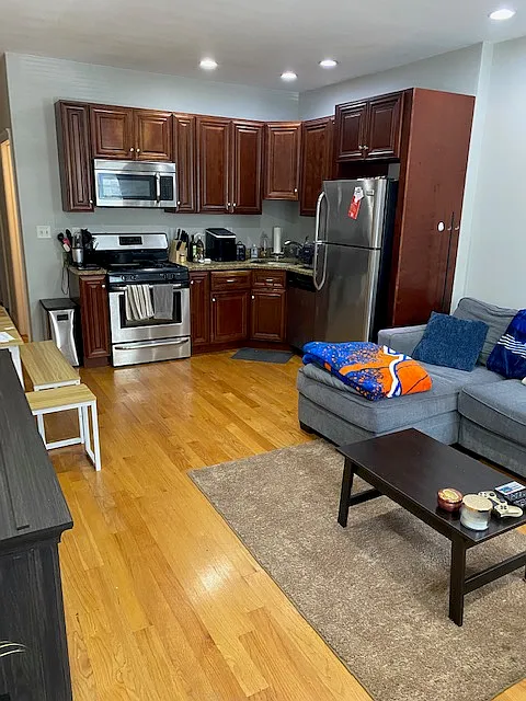 2 bed, 750 sqft, $2,450 — Photo 2
