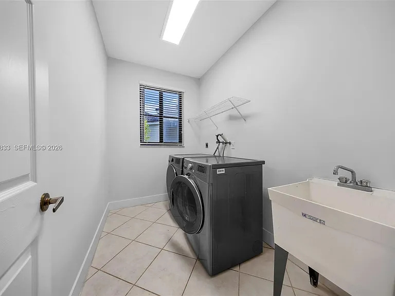 1538 Tamarind Ct — Photo 34