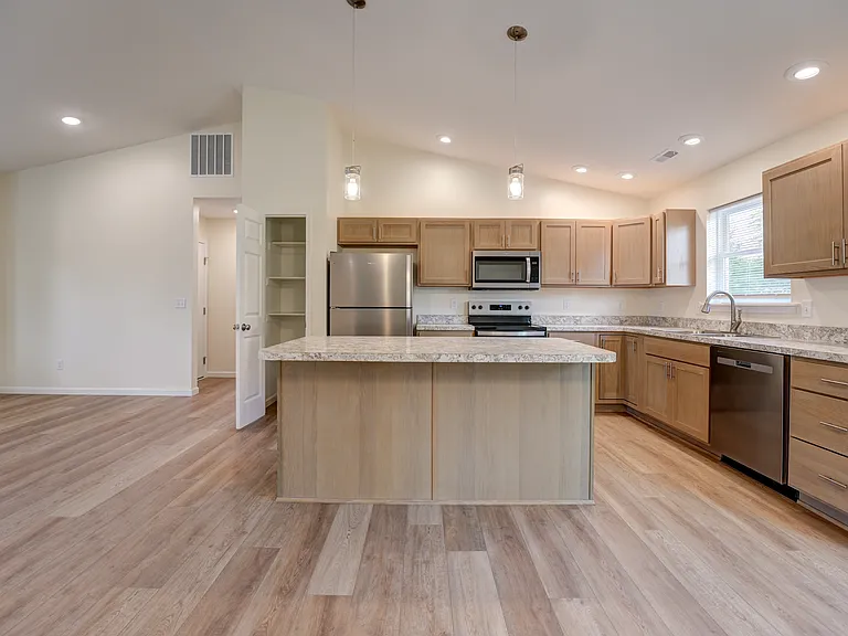 1013 Caroline Ave — Photo 7