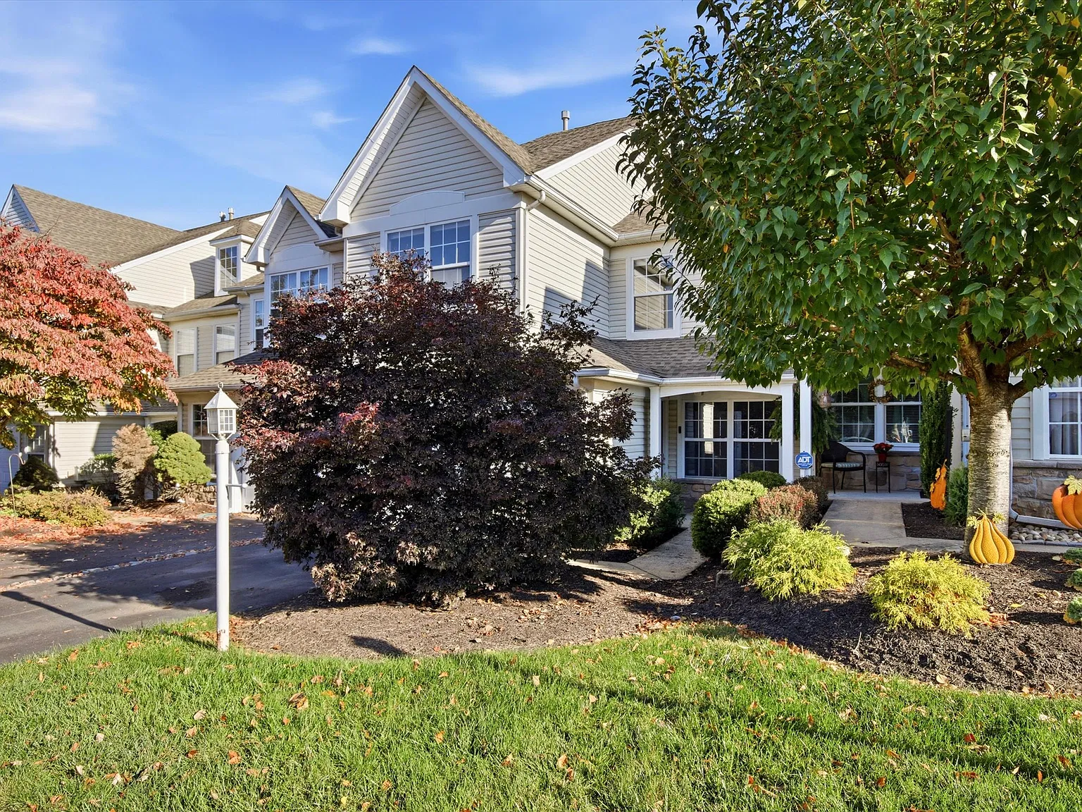 2 bed, 2.5 bath, 2070 sqft, $2,800 — Photo 3