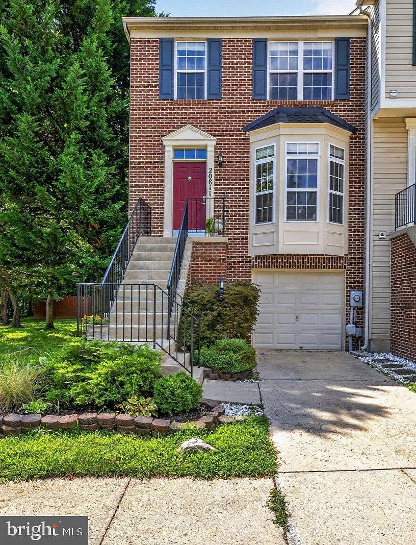 3 bed, 2.5 bath, 2160 sqft, $2,900 — Photo 1