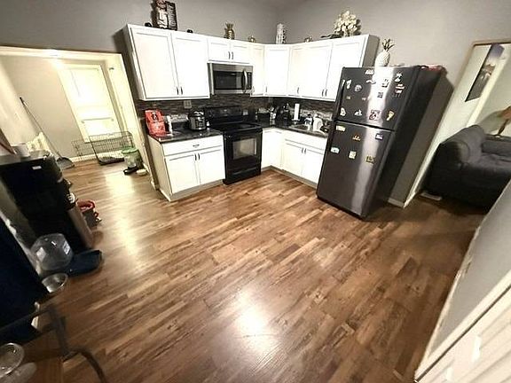 5th image of 1110 Combes Ave