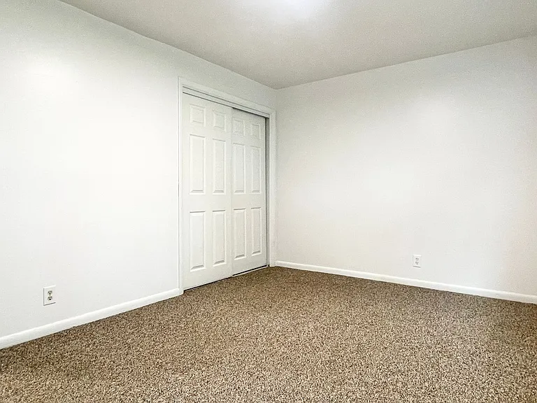 300 E — Photo 13
