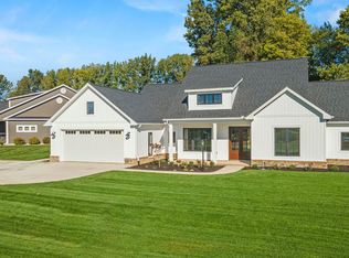 8150 E Country Club Ln, Syracuse, IN 46567