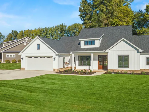 8150 E Country Club Ln, Syracuse, IN 46567