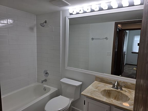 5th image of 951 Glouchester Cir