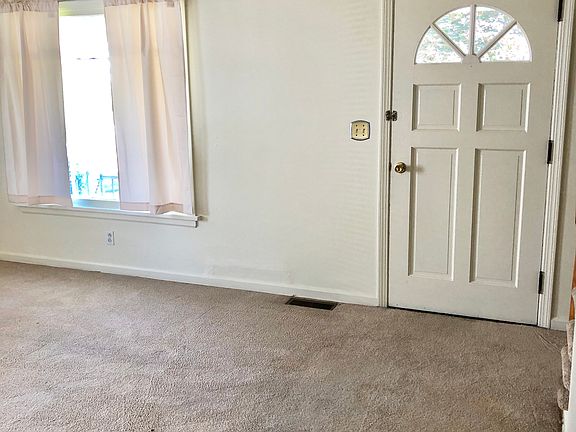 3rd image of 2281 Linda Dr NW
