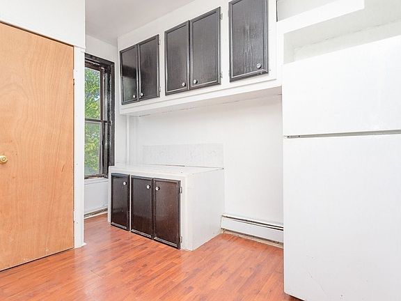 3rd image of 577 Saint Johns Pl APT 3R