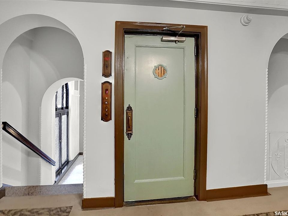 1st image of 604 Victoria Ave #1