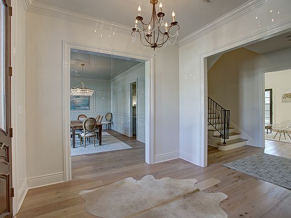 3rd image of 2712 Varden Ave