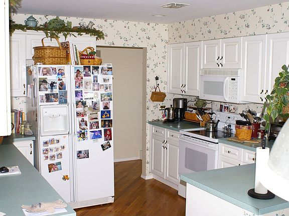 Sunny Eat-in Kitchen