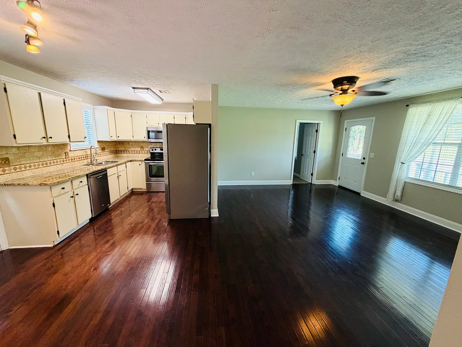 5 bed, 1637 sqft, $2,225 — Photo 2