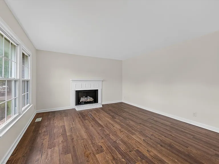 607 Granger Ln — Photo 7