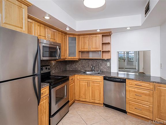 3rd image of 1750 NE 191st St #7082