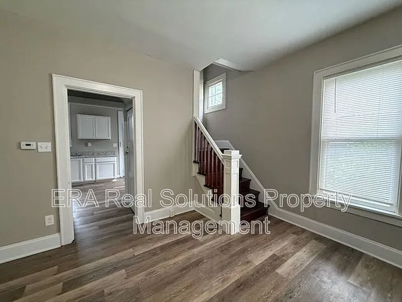 3 bed, 1.0 bath, 1232 sqft, $1,400 — Photo 1
