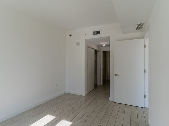 5th image of 321 NE 26th St #715