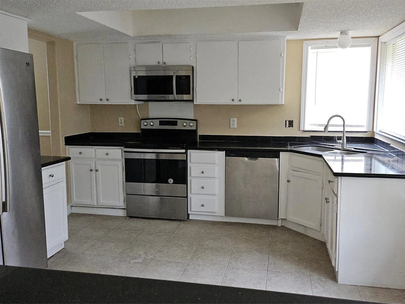 6 bed, 4.0 bath, 3109 sqft, $2,900 — Photo 4