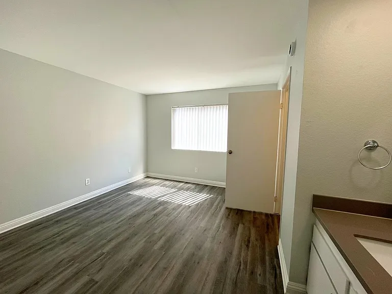 226 South Serrano — Photo 46