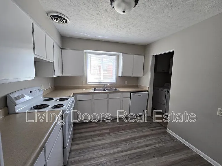 4715 Gladstone St — Photo 1