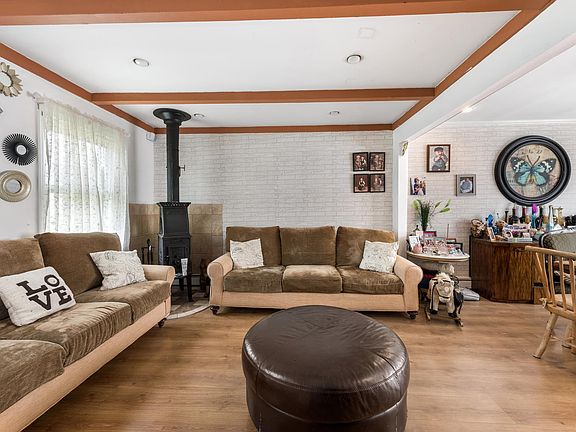 3rd image of 18 Crag Ln